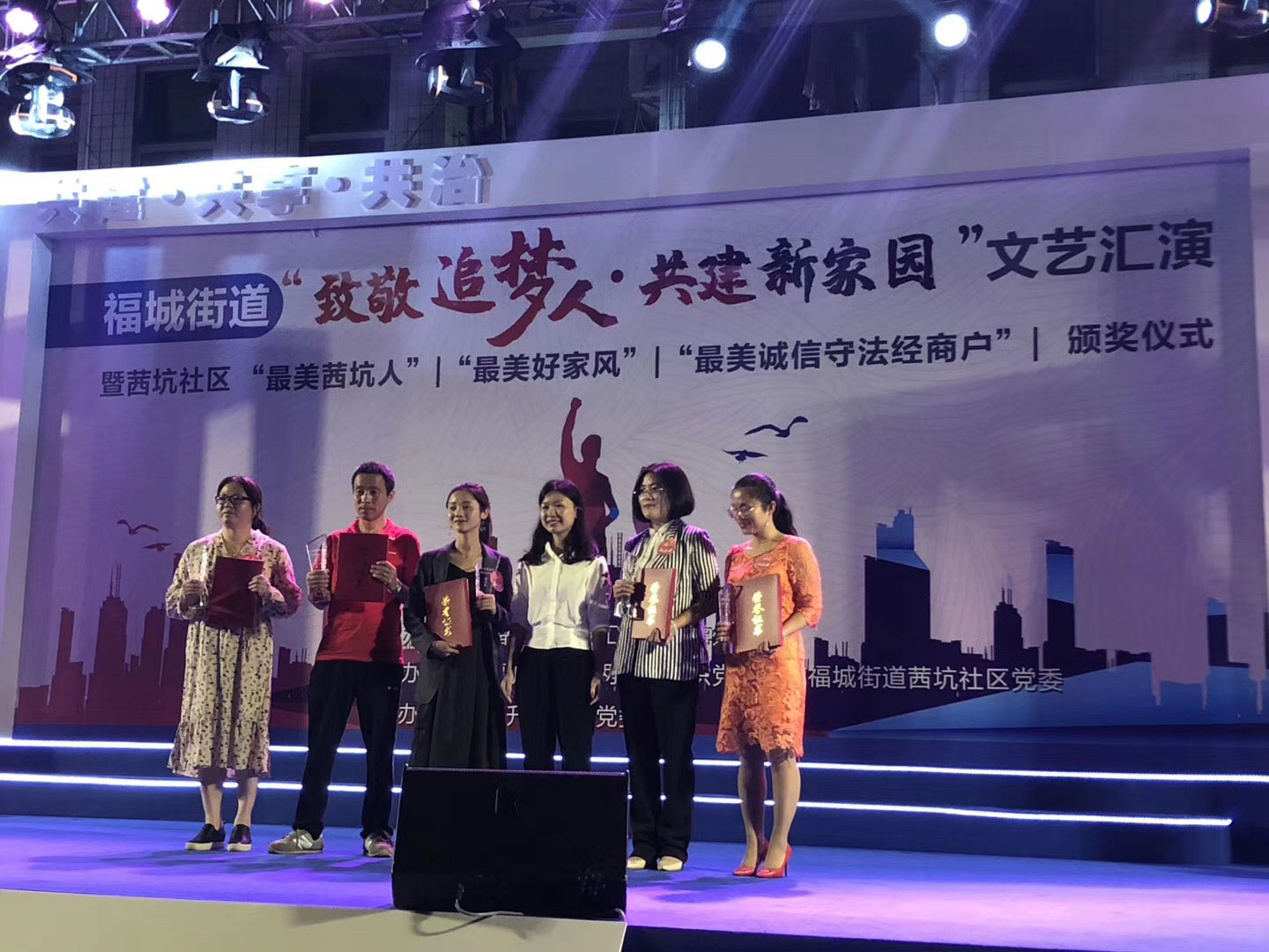 午夜成人在线观看兩位麗人代表榮獲“最美女性”稱號
